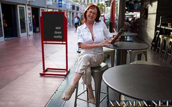 MomPOV – Huge natural tits curvy MILF Barbara