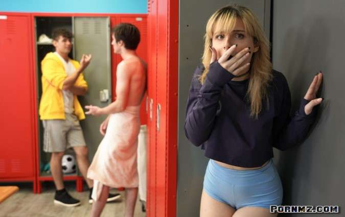 CrazyCollegeGFs – Evie Christian Locker Room Loads