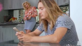 FillUpMyMom Ryan Keely – Slutty Stepmom Swipes Right For Dick